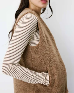 Veste sans manches en fausse shearling taupe Avery