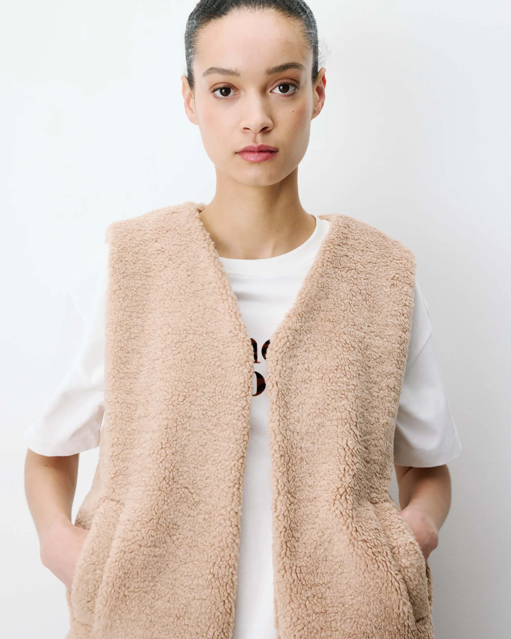Veste sans manches en fausse shearling beige Avery