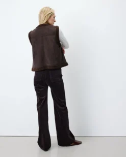 Veste sans manches en fausse shearling col V chocolat Anya