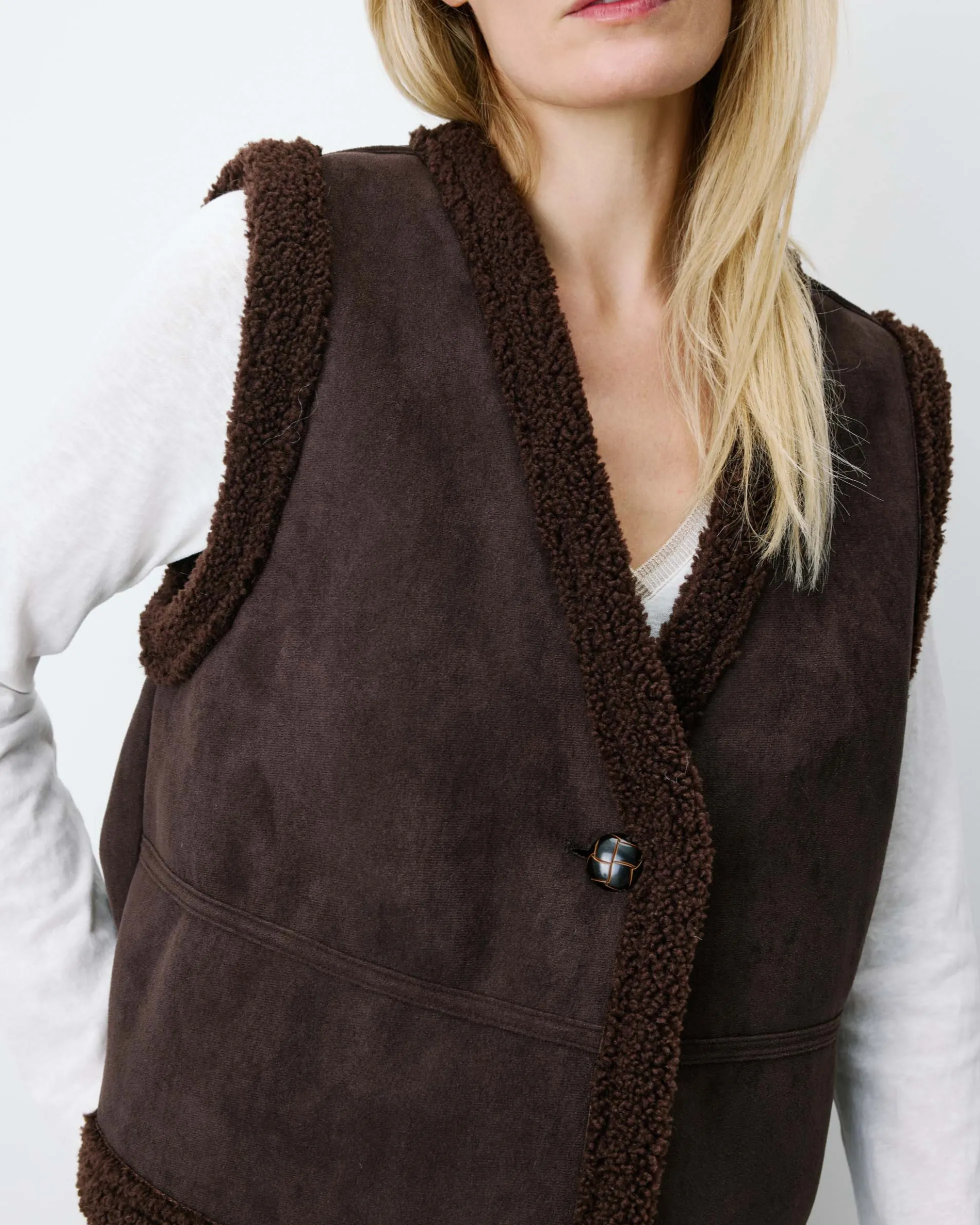 Veste sans manches en fausse shearling col V chocolat Anya