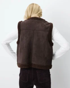 Veste sans manches en fausse shearling col V chocolat Anya