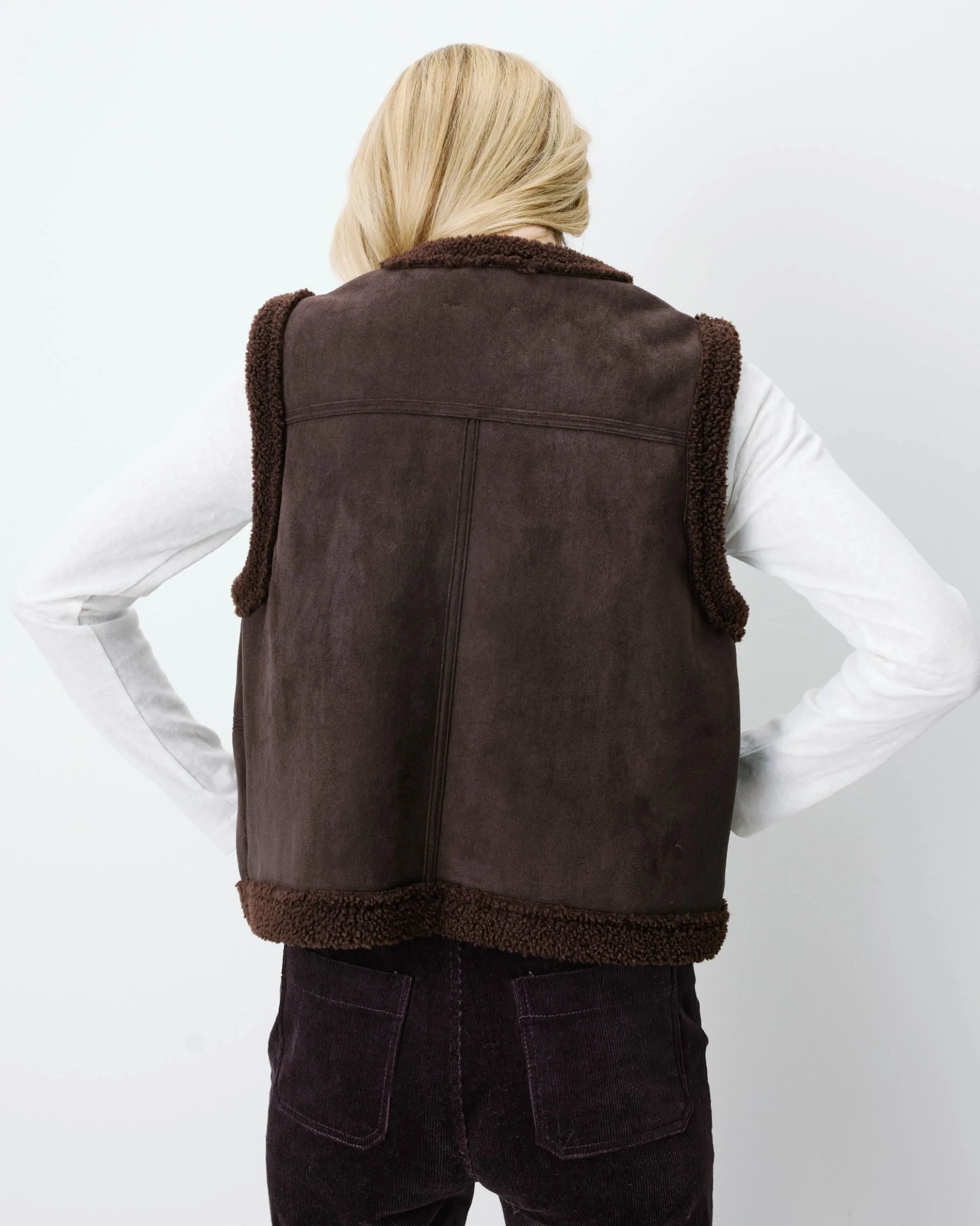 Veste sans manches en fausse shearling col V chocolat Anya