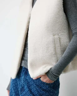 Veste sans manches en fausse shearling ecru Avery